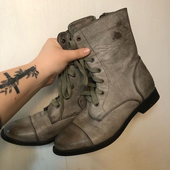 Reitmans | Grey Zipper or Lace Up Combat Boots - Picture 4 of 4